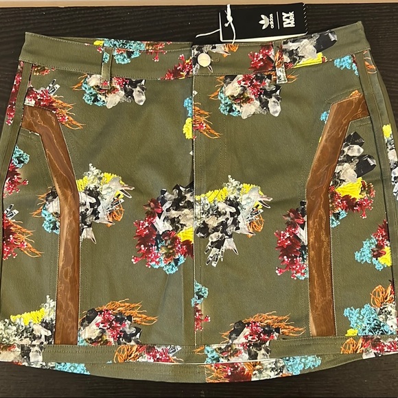 IVY PARK x ADIDAS | ⭐️ HOST PICK ⭐️ MINI SKIRT CRYSTAL FLORAL DARK KHAKI - Picture 15 of 15